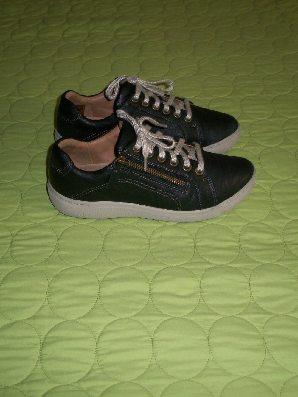 Clarks Women's Dark Blue Leather Sneakers Size 6